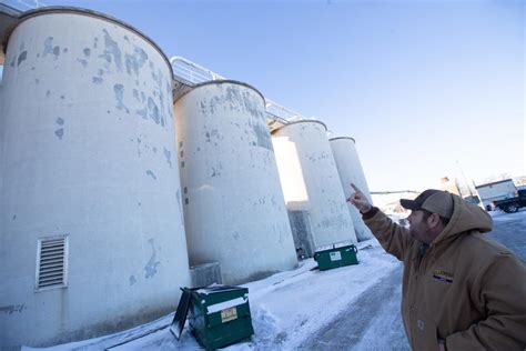 Topeka water customers asked to flush lines to end boil water .